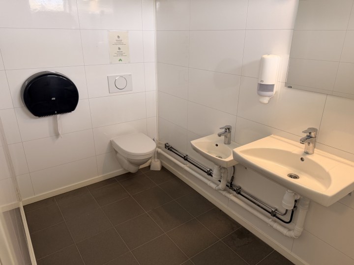 Saubere Sanitärbereich, zumindest nach der Reinigung.